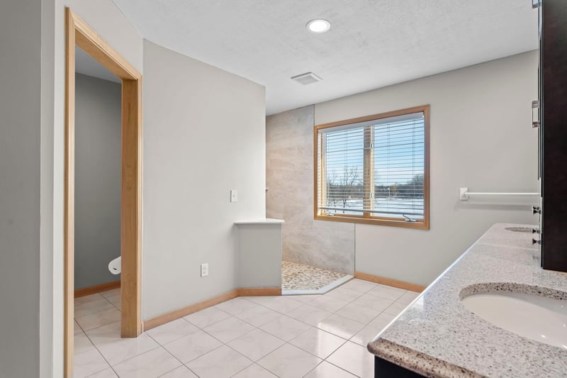 447 Theis Dr, Shakopee, MN 55379