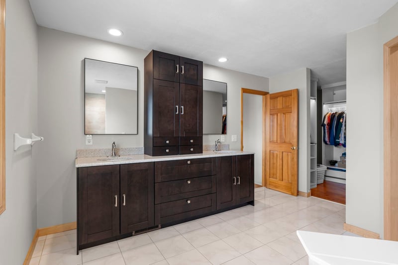 447 Theis Dr, Shakopee, MN 55379