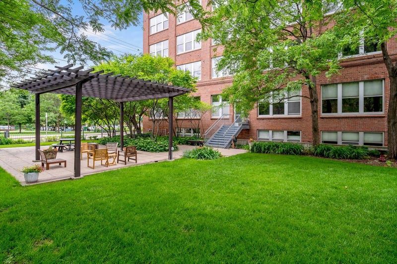 225 9th St E #205, Saint Paul, MN 55101