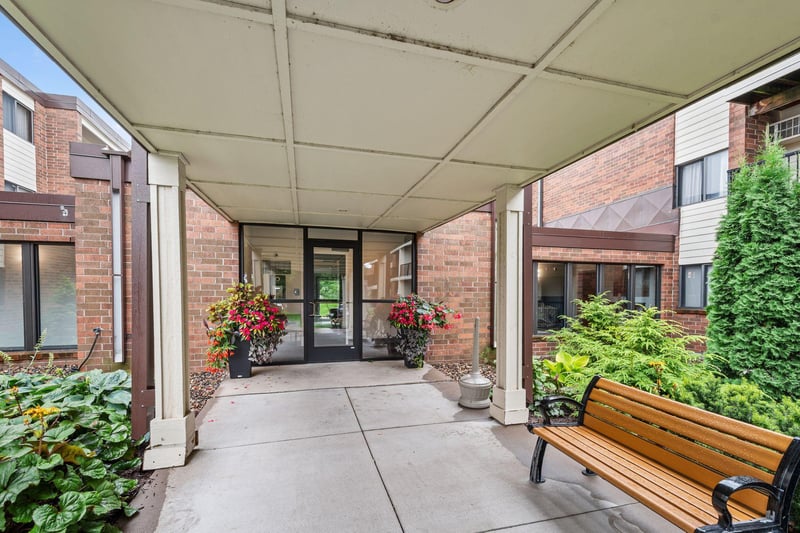 4 Pine Tree Dr #223, Arden Hills, MN 55112