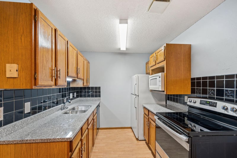 4 Pine Tree Dr #223, Arden Hills, MN 55112