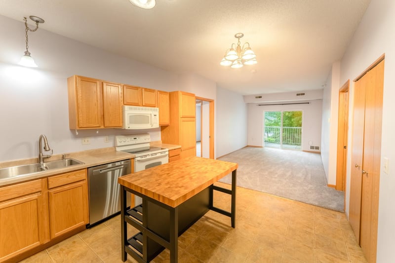 1590 Parkwood Dr #102, Woodbury, MN 55125