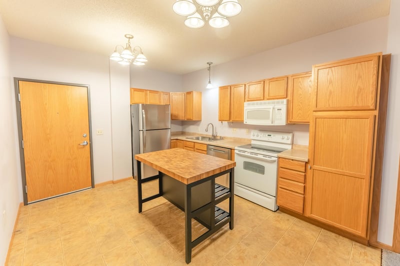 1590 Parkwood Dr #102, Woodbury, MN 55125