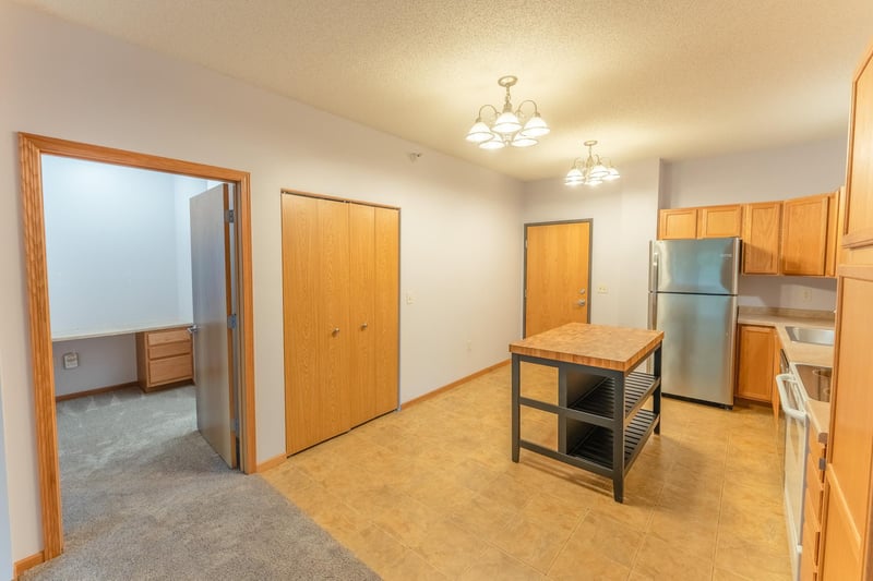1590 Parkwood Dr #102, Woodbury, MN 55125