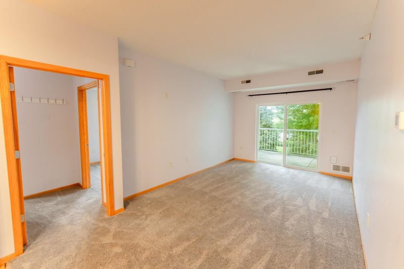 1590 Parkwood Dr #102, Woodbury, MN 55125