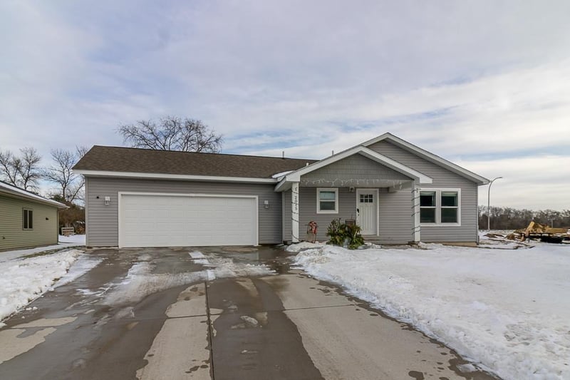 2015 Essler Dr, Saint Peter, MN 56082