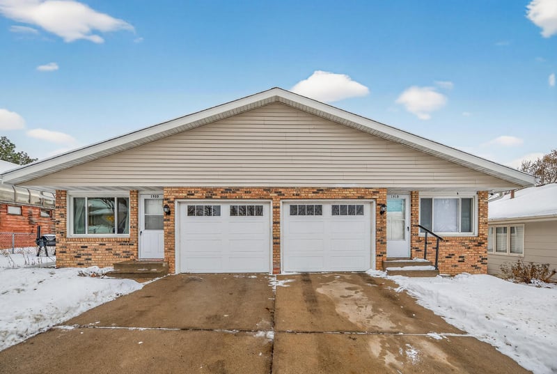 1918 Upper Afton Rd E, Saint Paul, MN 55119