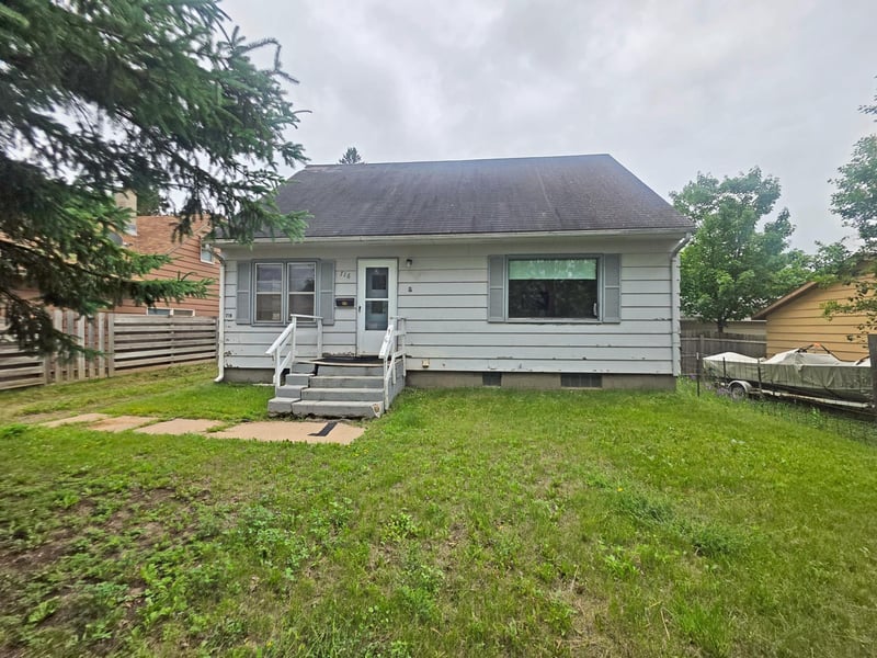 716 E 37th St, Hibbing, MN 55746