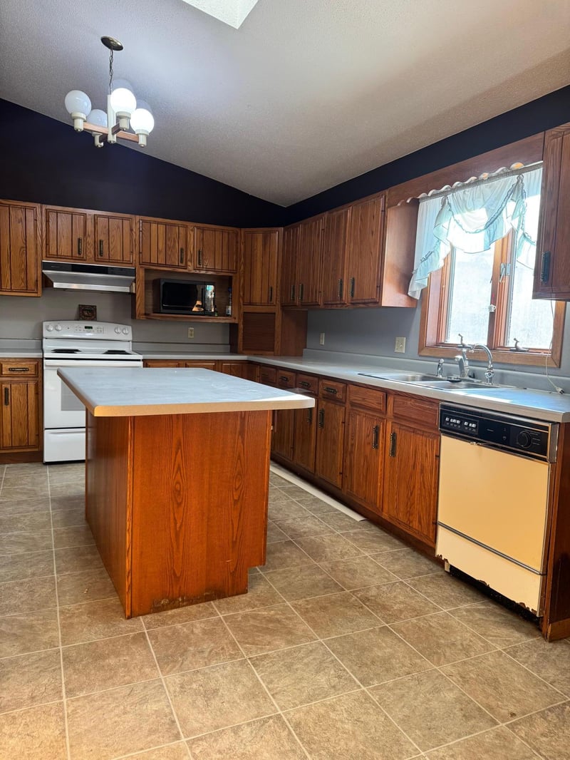 816 E 5th St, Blue Earth, MN 56013