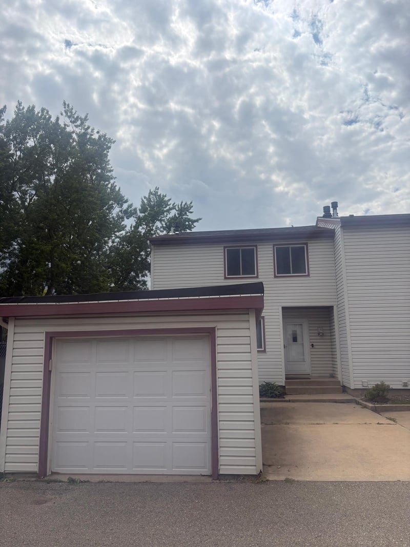 907 40th St NW, Rochester, MN 55901