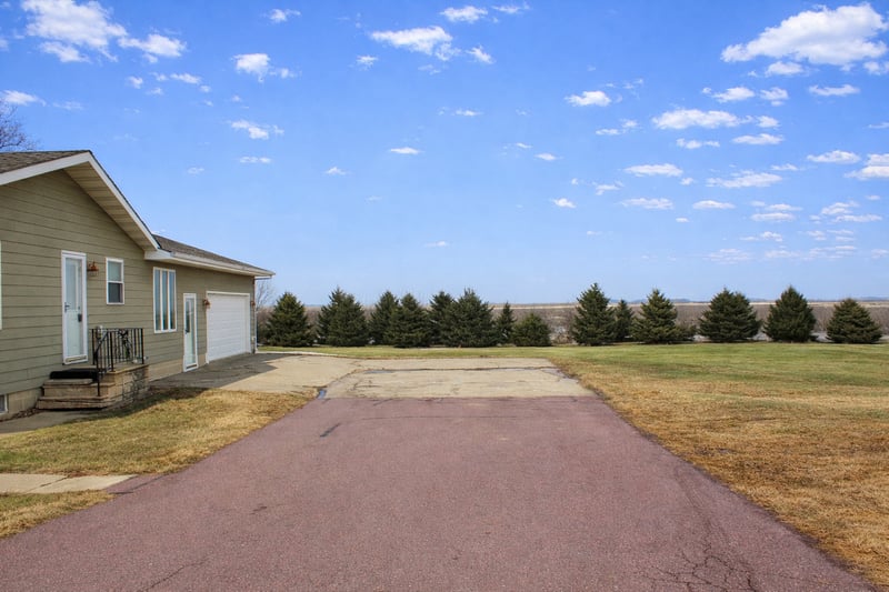 62328 340th St, Butterfield, MN 56120
