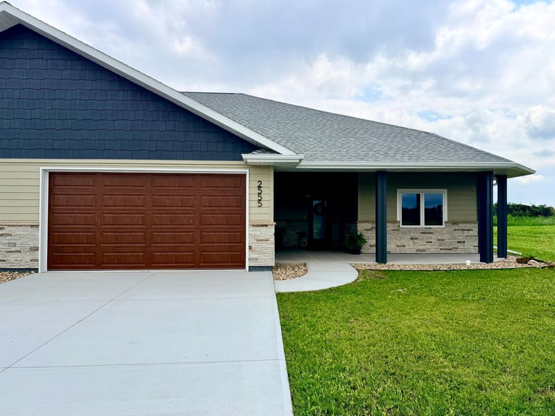 2555 Sutherland Dr, Worthington, MN 56187