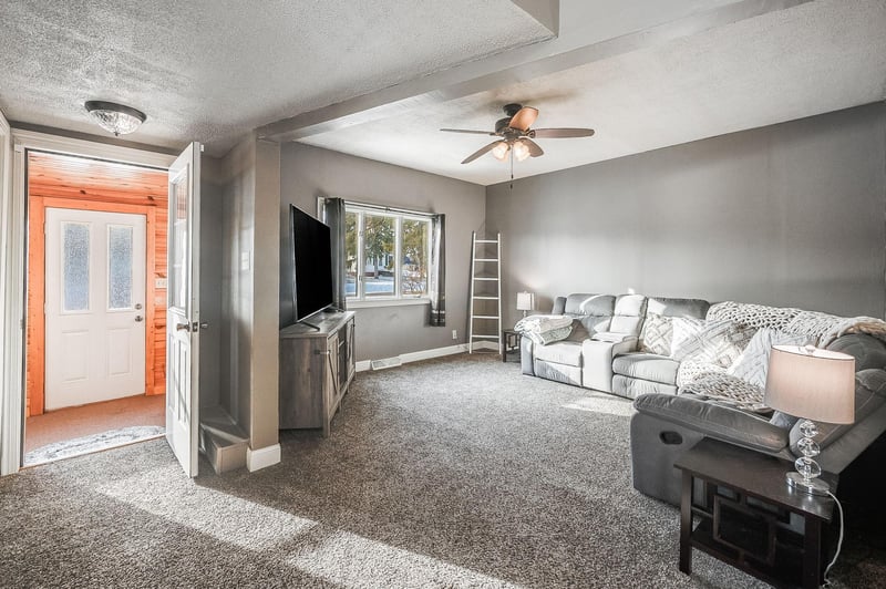 811 E 5th St, Blue Earth, MN 56013