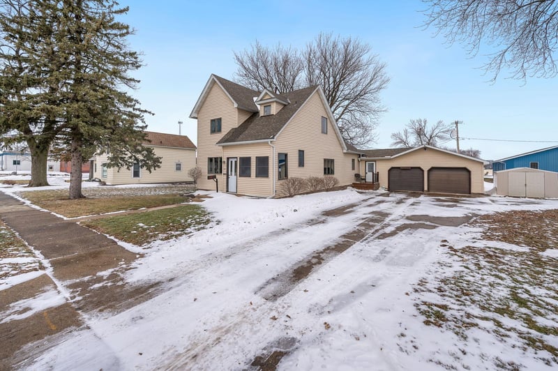 811 E 5th St, Blue Earth, MN 56013