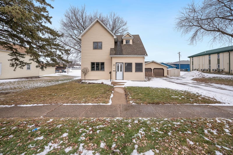 811 E 5th St, Blue Earth, MN 56013