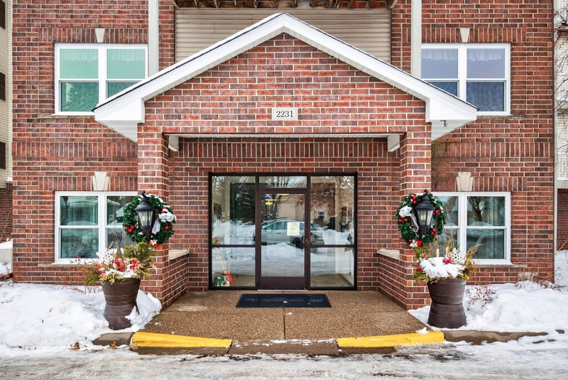 2231 Penn Pl #124, North Saint Paul, MN 55109
