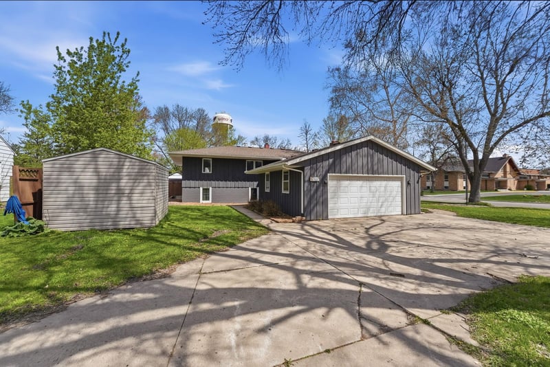 900 13th Ave SW, Willmar, MN 56201