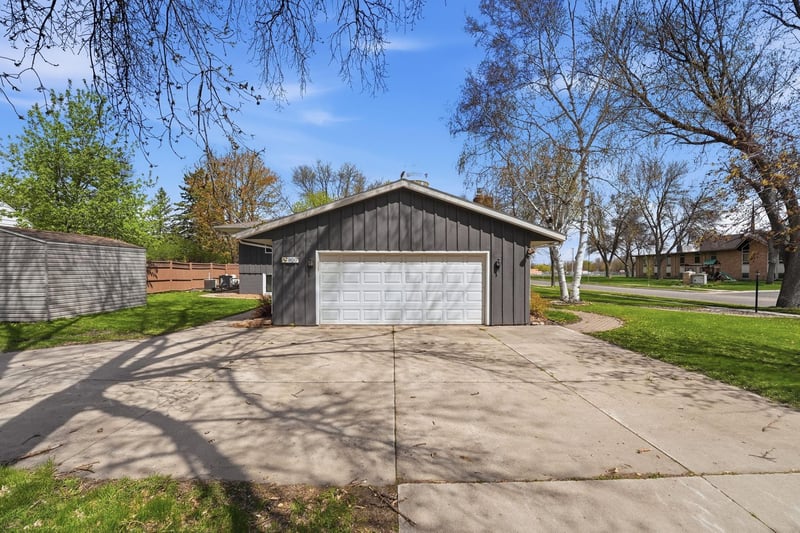 900 13th Ave SW, Willmar, MN 56201