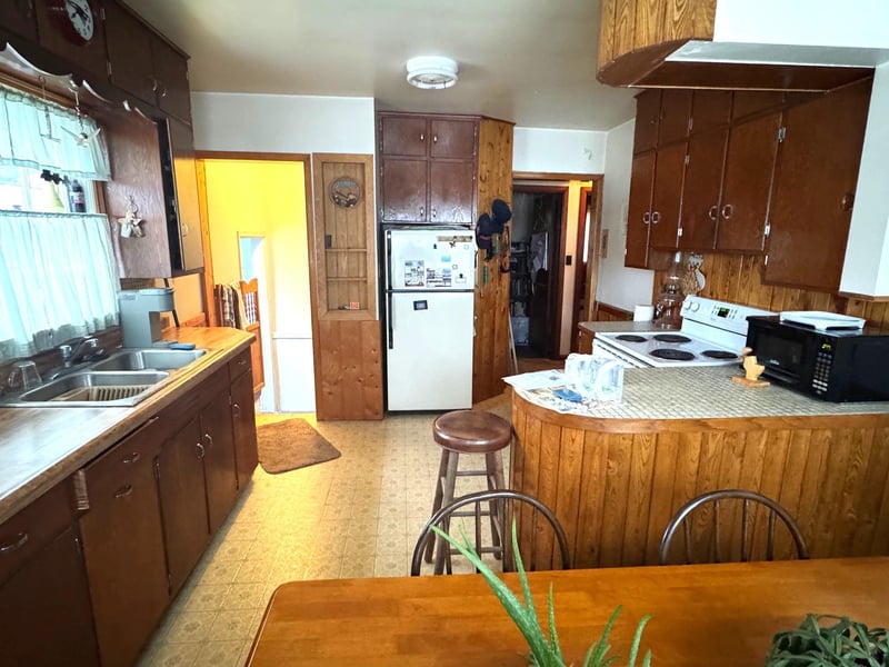109 5th Ave SE, Roseau, MN 56751