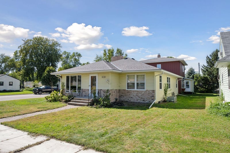 612 S 11th St, Olivia, MN 56277