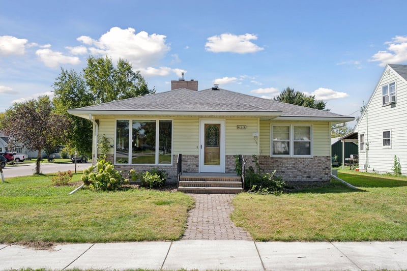 612 S 11th St, Olivia, MN 56277