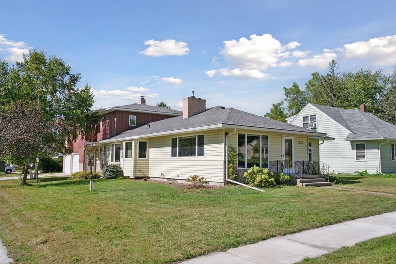 612 S 11th St, Olivia, MN 56277