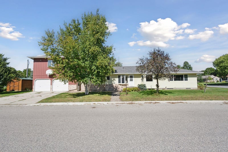 612 S 11th St, Olivia, MN 56277
