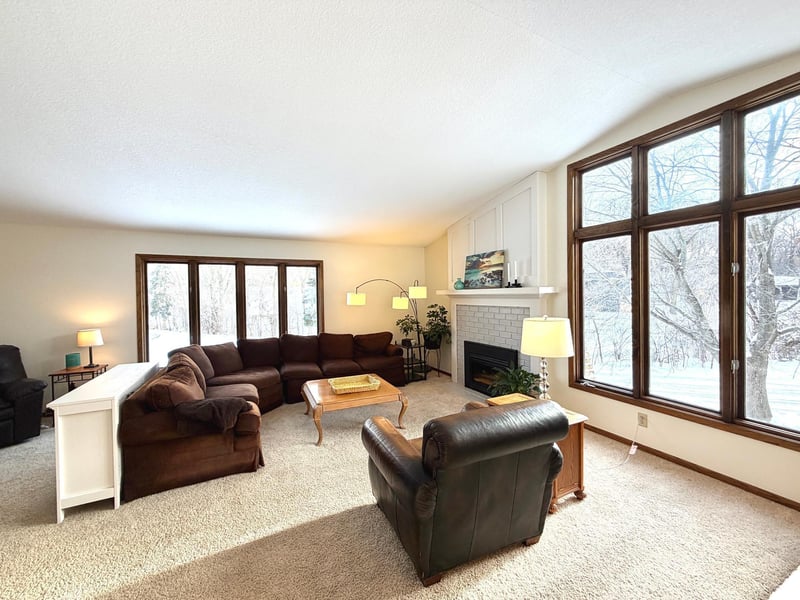 36 Deer Hills Dr, North Oaks, MN 55127