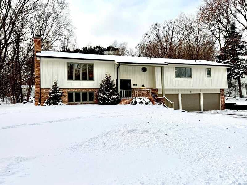 36 Deer Hills Dr, North Oaks, MN 55127