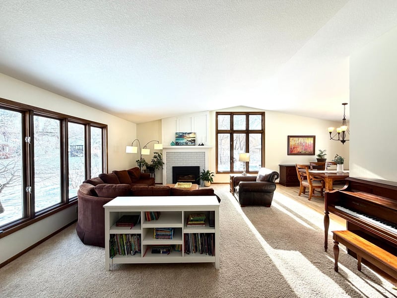 36 Deer Hills Dr, North Oaks, MN 55127
