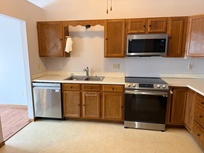 565 Skillman Ave E, Maplewood, MN 55117