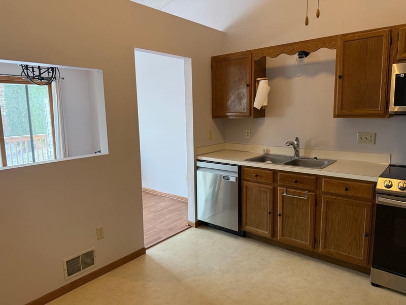 565 Skillman Ave E, Maplewood, MN 55117