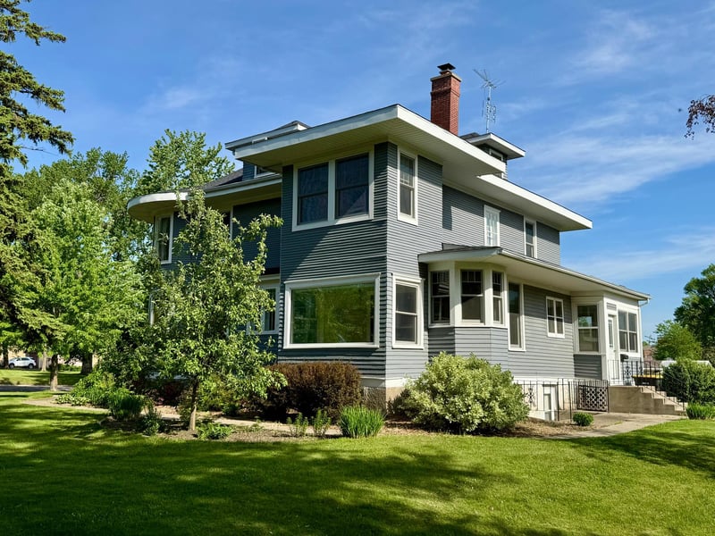 311 9th St S, Olivia, MN 56277