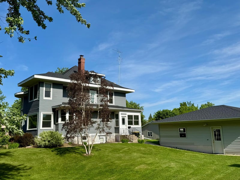 311 9th St S, Olivia, MN 56277