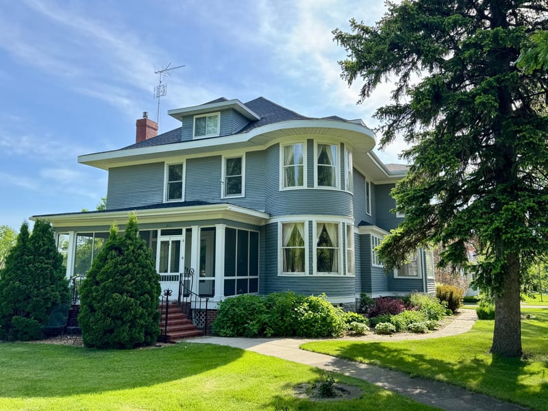 311 9th St S, Olivia, MN 56277