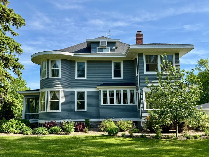 311 9th St S, Olivia, MN 56277