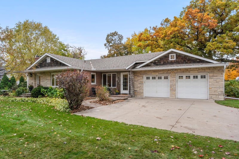 407 Turners Crossroad N, Golden Valley, MN 55422
