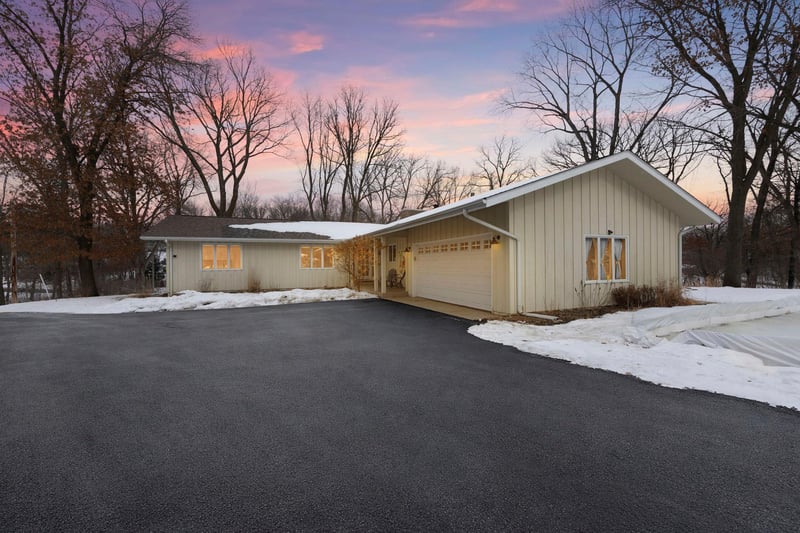 21 N Oaks Rd, North Oaks, MN 55127