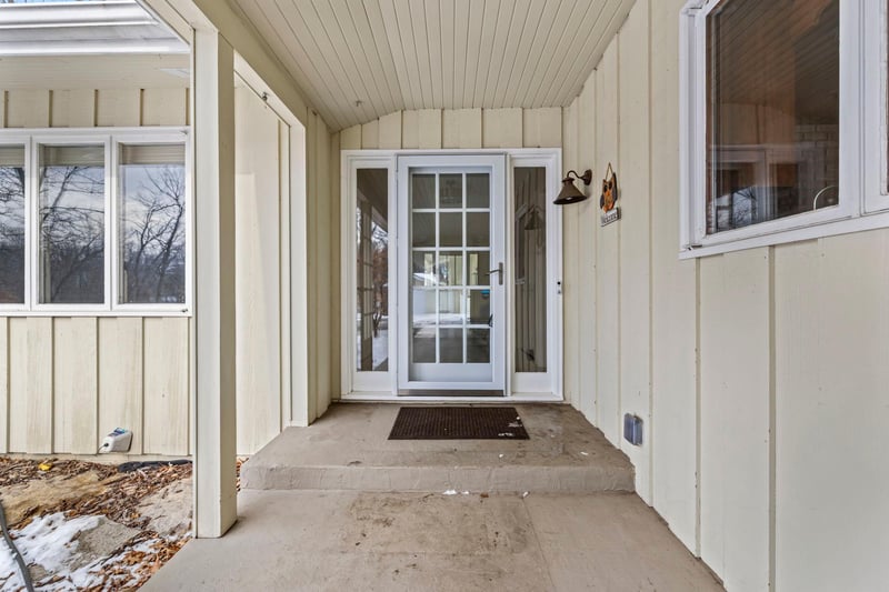 21 N Oaks Rd, North Oaks, MN 55127