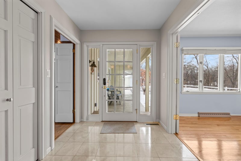 21 N Oaks Rd, North Oaks, MN 55127