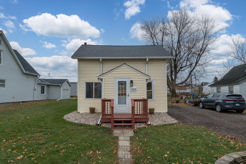 505 7th St, Madison Lake, MN 56063