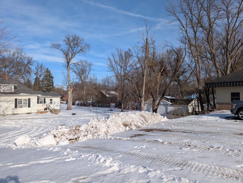 617 E Highway 12, Litchfield, MN 55355
