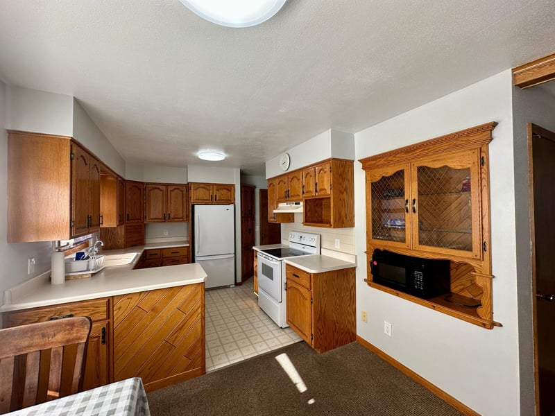 210 E Oakland Ave, Luverne, MN 56156