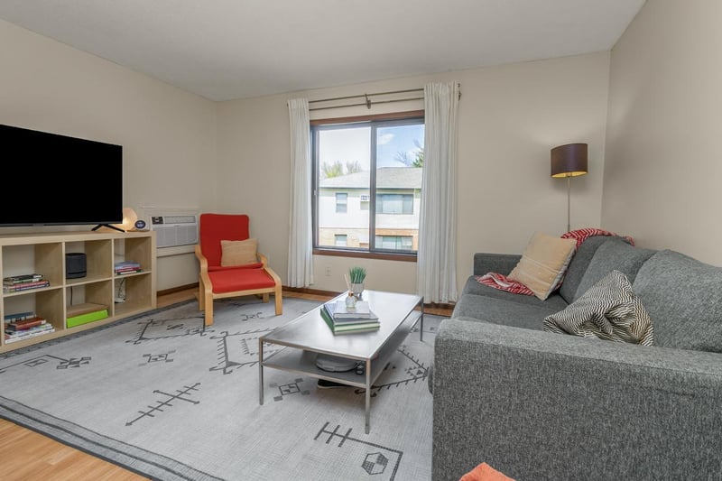 1643 Dunlap St N #4, Saint Paul, MN 55108