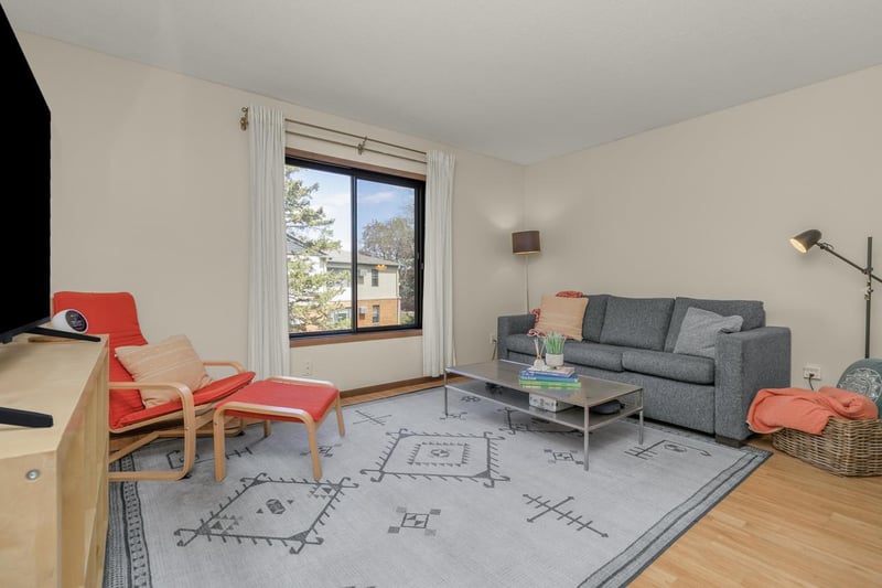 1643 Dunlap St N #4, Saint Paul, MN 55108