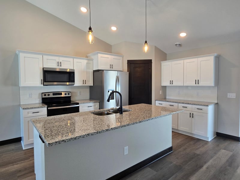 660 Cedar Ridge Ave, Le Center, MN 56057