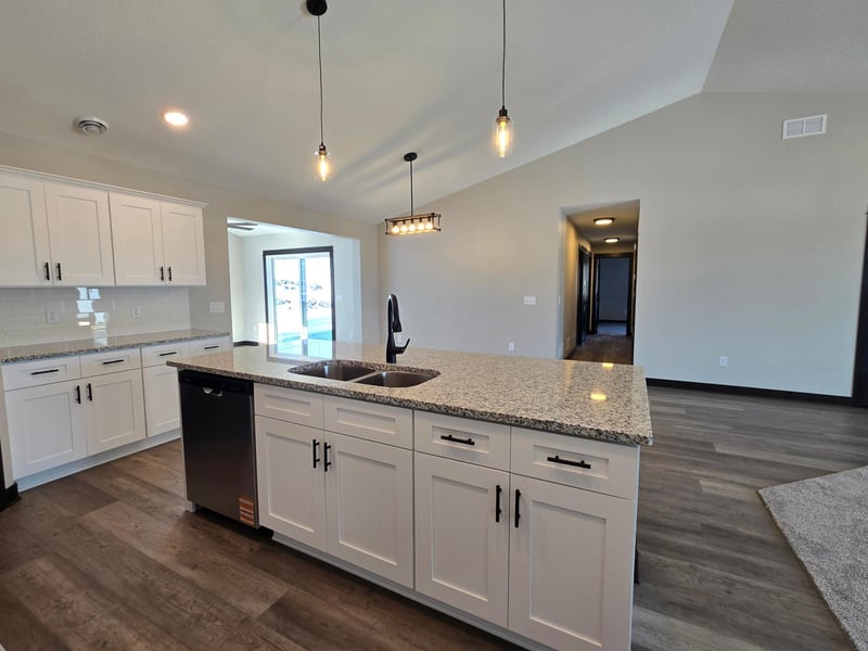 660 Cedar Ridge Ave, Le Center, MN 56057