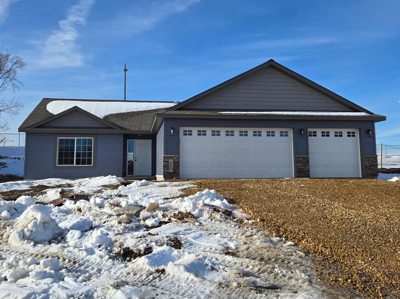 660 Cedar Ridge Ave, Le Center, MN 56057