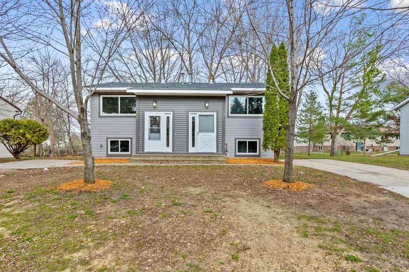 571 N Montgomery Ave, Le Center, MN 56057
