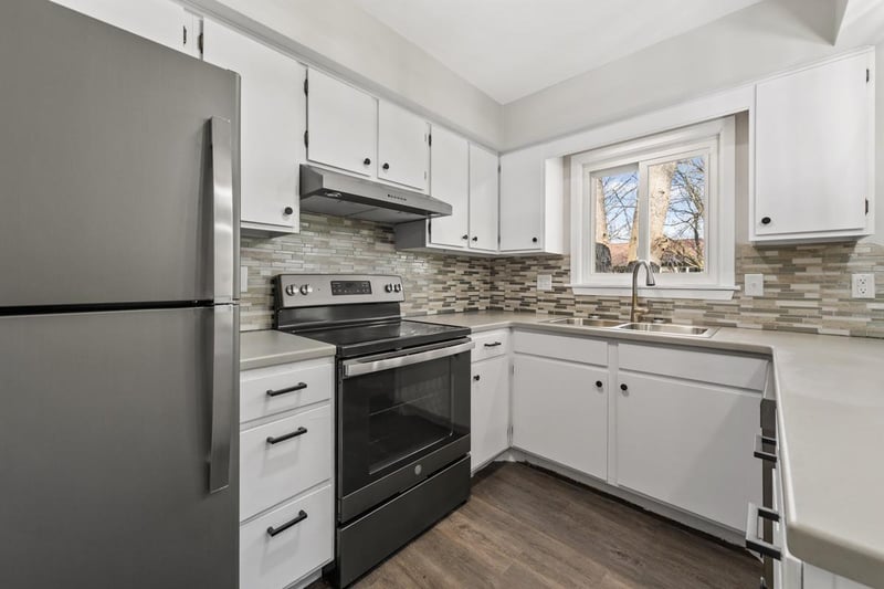 571 N Montgomery Ave, Le Center, MN 56057